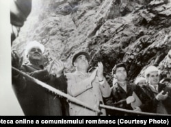 Nicolae Ceaușescu (d), Gheorghe Gheorghiu-Dej (costum gri), Ion Gheorghe Maurer (s) la Hidrocentrala „16 Februarie” de pe Argeş, Hidrocentrala Vidraru - octombrie 1963.