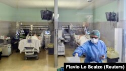 Ljekar u zaštitnoj maski i odijelu na odjelu intenzivne njege liječi pacijente oboljele od COVID-a 19 (fotoarhiv)