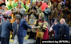 Президент С.Жээнбеков кытайлык опера өнөрпоздорун куттуктоодо. Бээжин, КЭР. 07.06.2018.