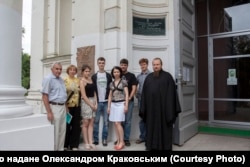 Нащадки Густава Шольца біля Троїцького собору, Суми, 2013 рік