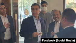 د پاکستان د پوځ د استخباراتو (اي ایس اي) پخوانی مشر جنرال فیض حمید، او په افغانستان کې د پاکستان پخوانی سفیر منصور احمد خان، په ۲۰۲۱ کال کې د طالبانو تر بیا واکمنۍ څو ورځې وروسته د کابل په سرینا هوټل کې د چای د وقفې پر مهال