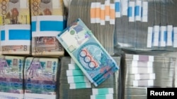 Казахстанские тенге.