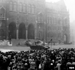 Радянський танк біля будівлі парламенту під час Угорської революції. Будапешт, 25 жовтня 1956 року