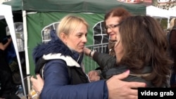 Građani i studenti pružaju podršku Dijani Hrki tokom njenog trećeg dana štrajka glađu, 4. novembar 2025.