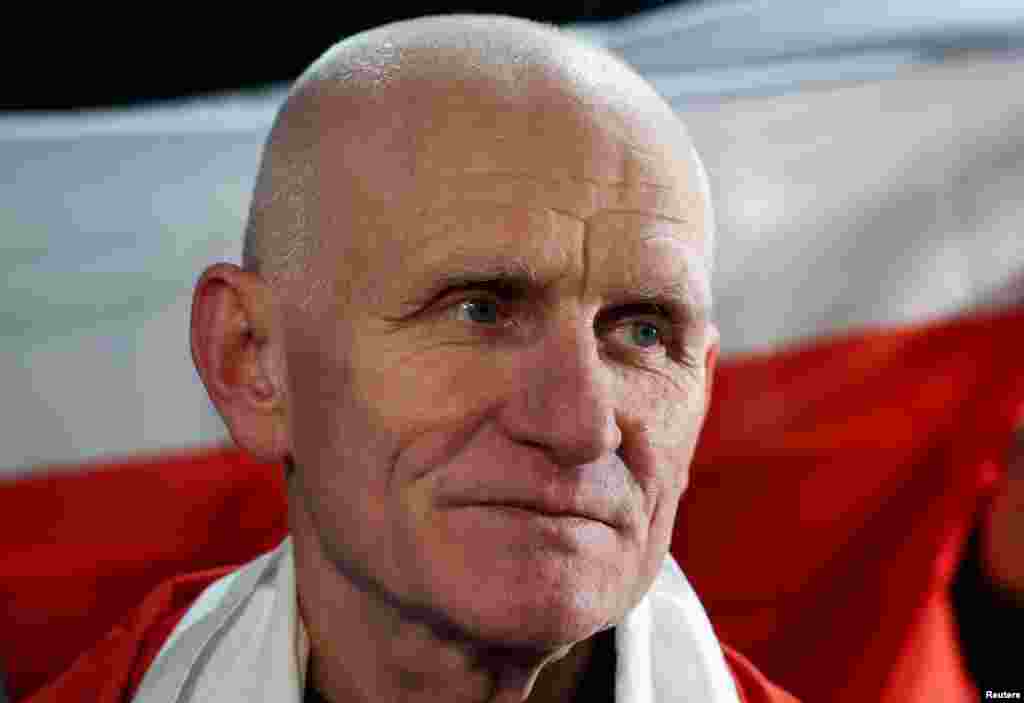 Алексей Беляцкий, освобожденный из-под стражи в Беларуси, перед посольством США в Вильнюсе, Литва, 13 декабря 2025 года. REUTERS/Gonzalo Fuentes