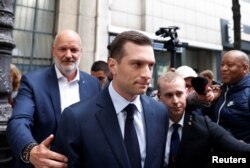 Jordan Bardella este liderul partidului Rassemblement National, partidul marcat de moștenirea perechii tată-fiică le Pen.