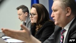 Viceprim-ministra ucraineană Iulia Sviridenko (centru) a spus într-o conferință de presă că acordul cu Statele Unite este unul „echitabil”, iar deciziile în privința acestuia vor fi luate „prin consens”.