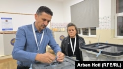 Mbyllja e një qendre të votimit për zgjedhjet e 12 tetorit.