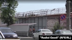 Дүйшөмбүнүн четиндеги түрмө. Тажикстан. 