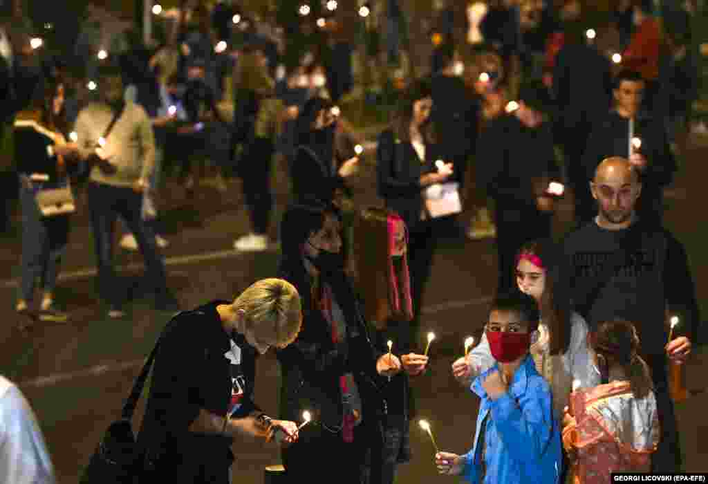 Македонські віряни тримають свічки під час Великоднього богослужіння біля головної православної Церкви Святого Климента в Скоп'є, Північна Македонія