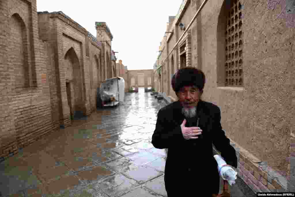 Фотокорреспондент спросила пожилого местного жителя: "Вы казах?" - на что он весело ответил: "Кого только не привозили в Хиву в свое время".