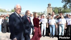 Վարչապետն, տիկինն ու նախագահը Էջմիածնում մասնակցում են Մայր տաճարի վերաօծմանը, 29-ը սեպտեմբերի, 2024 թվական 