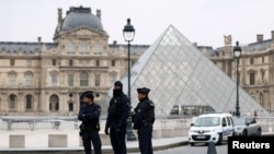 Echipaje de poliție în zona Muzeului Luvru, după momentul jafului.