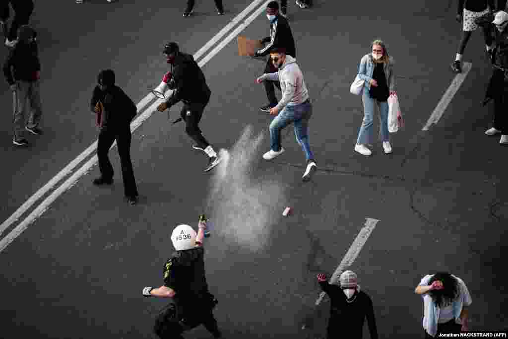 შვედეთის დედაქალაქ სტოკჰოლმში პოლიციამ წიწაკის სპრეი გამოიყენა.&nbsp;(Photo by Jonathan NACKSTRAND / AFP)&nbsp;