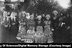 Жінки та дівчата, можливо у весільному строї, в Україні на Павлоградщині. 1909 рік