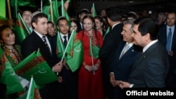 Prezidentler Gurbanguly Berdimuhamedow, Rustam Minnihanow Tatarystanda okaýan türkmen studentleri bilen, 16-njy maý, 2012-nji ýyl.