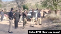 په کواټ کې پولیس د مشکوکو وسلوالو د لټون عملیاتو پر مهال ـ انځور له ارشيفه