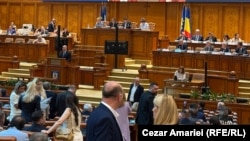 Joi se citesc în plenul parlamentului cele patru moțiuni de cenzu