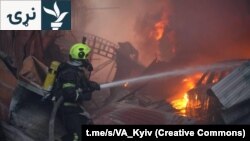 اوکرایني کارکوونکي د اپرېل پر شپږمه پر کییف د روسیې تر حملې وروسته اور وژني.