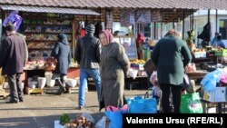 Pensionară încercând să-și câștige existenta