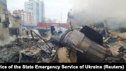 Залишки збитого російського бойового літака у житловому районі Чернігова, 5 березня 2022 року