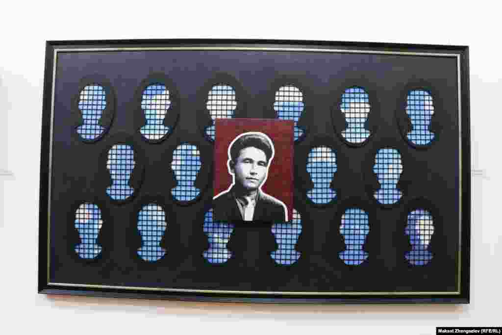 Залдын кире беришиндеги сол тараптагы дубал бетинде Төрөкул Айтматовдун портрети, темир тор ичинен көрүнгөн асман тартылган. Төрөкулдун сол тарабында жубайы Нагима Абдувалиева, оң тарабында уулу, Эл жазуучусу Чыңгыз Айтматовдун портрети турат. Сүрөтчүнүн айтымында, бул үч эмгек бир бүтүндүккө ээ. &ldquo;Репрессия тууралуу сөз кылуу чынында оор. Мен көргөзмөгө катышкан Роза Айтматованын балалыгы, атасынын тагдыры, репрессия тууралуу жазган китептерин көп окугам. Алардын биринде Таласты көздөй бараткан поездде атам үйгө келе жаткандыр деп күткөнү бар. Ал учурда атасы НКВДнын түрмөсүндө азап көрүп жаткан экен. Буларды окуганда жан дүйнөм туз куйгандай ачышкан. Ушул эс тутум искусстводо сакталып калышын каалам, ушул эмгекти тарткам. Бул эмгек &ldquo;Баардык репрессиялангандарга арналат. Төрөкул Айтматов&rdquo; деп аталат. Анткени репрессия курмандыктары өтө көп", - дейт сүрөтчү.&nbsp;