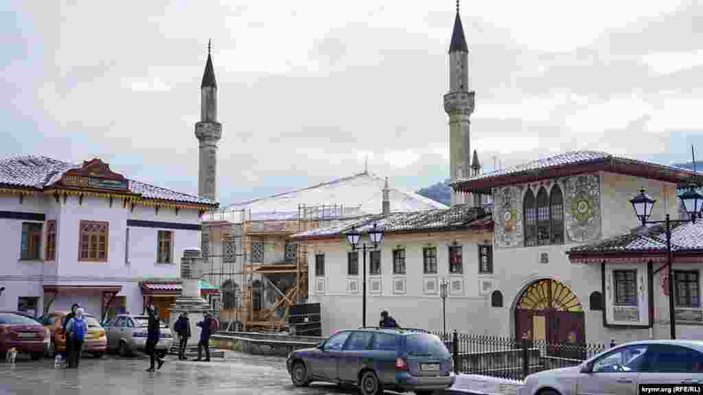 У найближчі п'ять років його збираються капітально відремонтувати. Біля зовнішньої стіни Ханської мечеті восени минулого року звели будівельний навіс.