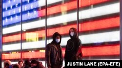 Americanii din New York așteaptă în Times Square să vadă rezultatele alegerilor, însă acestea s-ar putea lăsa așteptate zile întregi.