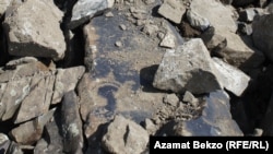  Тургундардын айтуусунда бул жерде миңге чукул петроглифтер жана бир нече коргон бар.