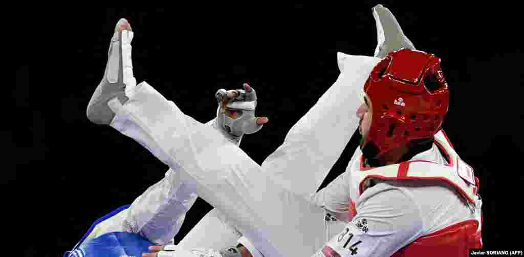 Сейду Гбане (в синьому) з Кот-д'Івуару і Деян Георгієвскі (червоний) з Північної Македонії змагаються у чвертьфінальному поєдинку з тхеквондо серед чоловіків у ваговій категорії до 80 кг. Токіо, 27 липня 2021 року