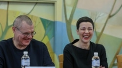 Maria Kalesnikava și Viktar Babarika, doi dintre prizonierii politici eliberați din Belarus, la conferința de presă din 14 decembrie 2025. 