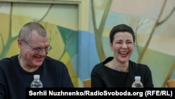 Maria Kalesnikava și Viktar Babarika, doi dintre prizonierii politici eliberați din Belarus, la conferința de presă din 14 decembrie 2025. 