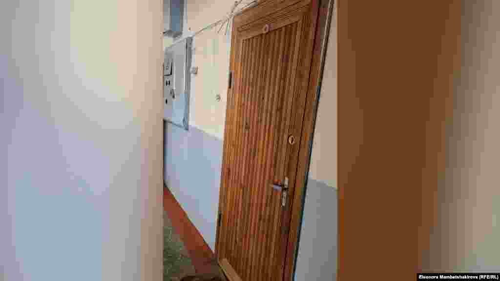 Сергей Жарновниковго катталган "Ажы Мамат Компани" компаниясы жайгашкан деп көрсөтүлгөн батир. Бишкектеги Киев көчөсү.