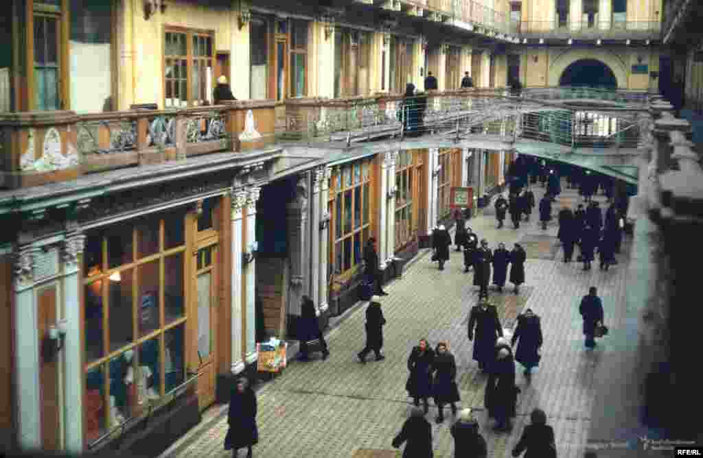 Покупці в Петровському пасажі, Москва