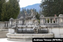 Statuile și decorațiunile din curțile exterioare au fost aduse la Sinaia după inaugurarea castelului în 1883.