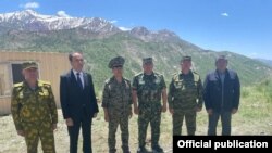 Кыргызстандын УКМК төрагасы Камчыбек Ташиев (оңдон үчүнчү),  Тажикстандын УКМК төрагасы Саймумин Ятимов (солдон үчүнчү). Кыргызстандын Чоң-Алай району менен Тажикстандын Лахш районунун чектешкен аймагы. 5-июнь, 2021-жыл 