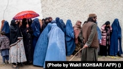 یو طالب عسکر له چادري دارو ښځو سره 