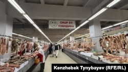 Алматыдағы ет базарының бірінде. 2 ақпан, 2025 жыл. Азаттық архивіндегі фото