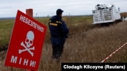 Українські військовослужбовці використовують машину для розмінування Armtrac 400, здатну розмінувати 2400 квадратних метрів на годину, Харківська область, 27 жовтня 2022 року