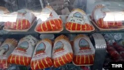 “Hronika Türkmenistan” neşiri Aşgabadyň käbir bazarlarynda içi pagta bilen doldurylan ýasama towuk etlerini surata düşürmegi başardy.