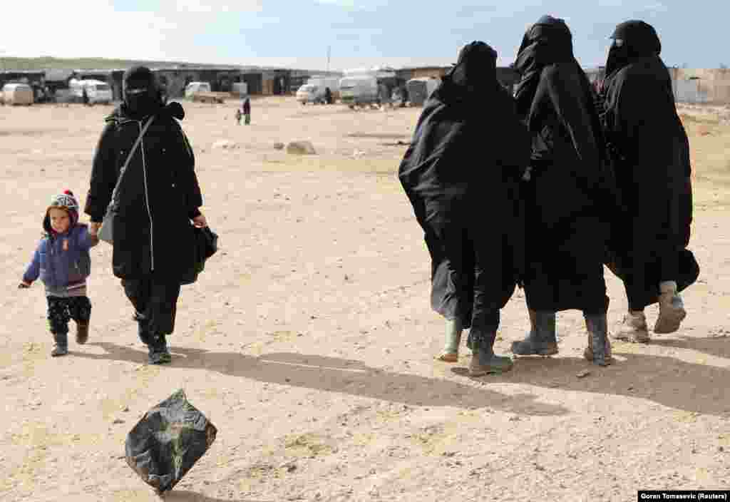 ИМ мүшелерінің жанұялары өмір сүріп жатқан Әл-Хол лагері. Қазақстан билігі "Жусан" операциясы кезінде Таяу Шығыстан 600-ге жуық азаматын елге алып келген. Олардың қырықтан астамы сотталып, қазір Қазақстан түрмесінде отыр.&nbsp; &nbsp;