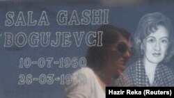 Saranda Bogujevci pored groba majke, ubijene u Podujevu 1999.