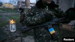 Український військовий на авіабазі в селі Любомирівка, неподалік Севастополя, 6 березня 2014 року