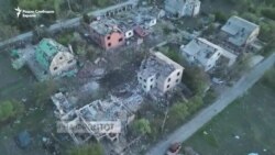 Руските напади врз Покровск продолжуваат, Украинците ги погребуваат мртвите во дворовите