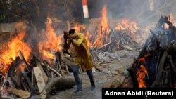 India continuă confruntarea cu al doilea val de COVID-19, atingând cote record de cazuri și decese.