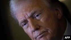 Президент США Дональд Трамп слухає запитання журналістів. 30 березня 2025 року