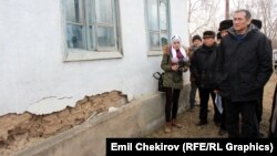 Өзгөчө кырдаалдар министри Кубатбек Бороновдун айтымында, зилзаладан турак жайлары жабыркагандыгы тууралуу 3780 арыз түшкөн. 