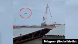 Момент падіння літака неподалік міста Актау на заході Казахстану, скріншот із відео