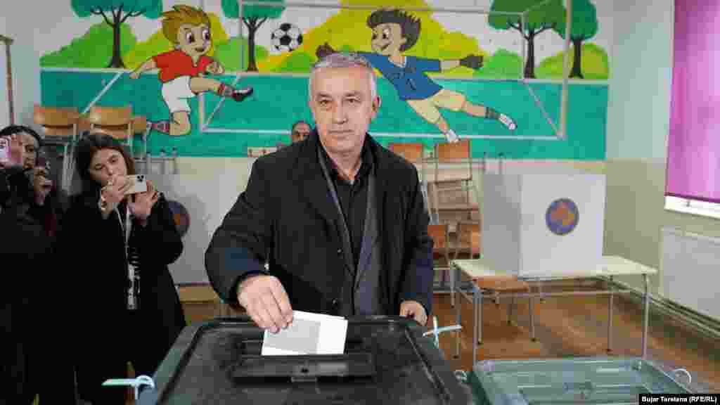 Zllatan Ellek, kryetari i Listës Serbe - partisë së serbëve të Kosovës që gëzon mbështetjen e Beogradit - voton në zgjedhjet lokale të Kosovës në një qendër votimi në Mitrovicën e Veriut, 12 tetor 2025.Lista Serbe udhëhoqi Mitrovicën e Veriut dhe tri komunat e tjera me shumicë serbe në veri deri në nëntor të vitit 2022, kur përfaqësuesit e saj u larguan nga institucionet e Kosovës.Tani, Lista Serbe synon ta kthejë pushtetin në veri të Kosovës përmes zgjedhjeve të kësaj të diele.