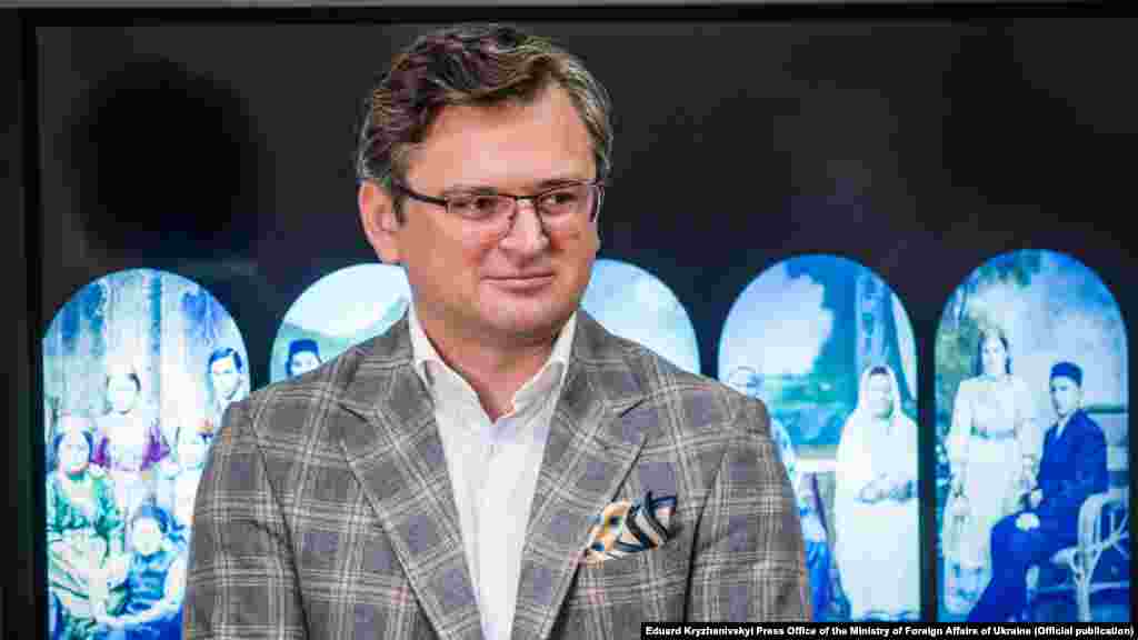 &laquo;Кожен іноземний гість, який відвідуватиме Міністерство закордонних справ &ndash; а це міністри, глави парламентів, глави урядів, &ndash; бачитиме цю виставку. Це живе і сильне художнє нагадування про ту справу, яка зараз об'єднує дуже багато країн світу: захист кримськотатарського народу і деокупація Криму&raquo;, &ndash; сказав під час відкриття виставки голова МЗС України&nbsp;Дмитро Кулеба